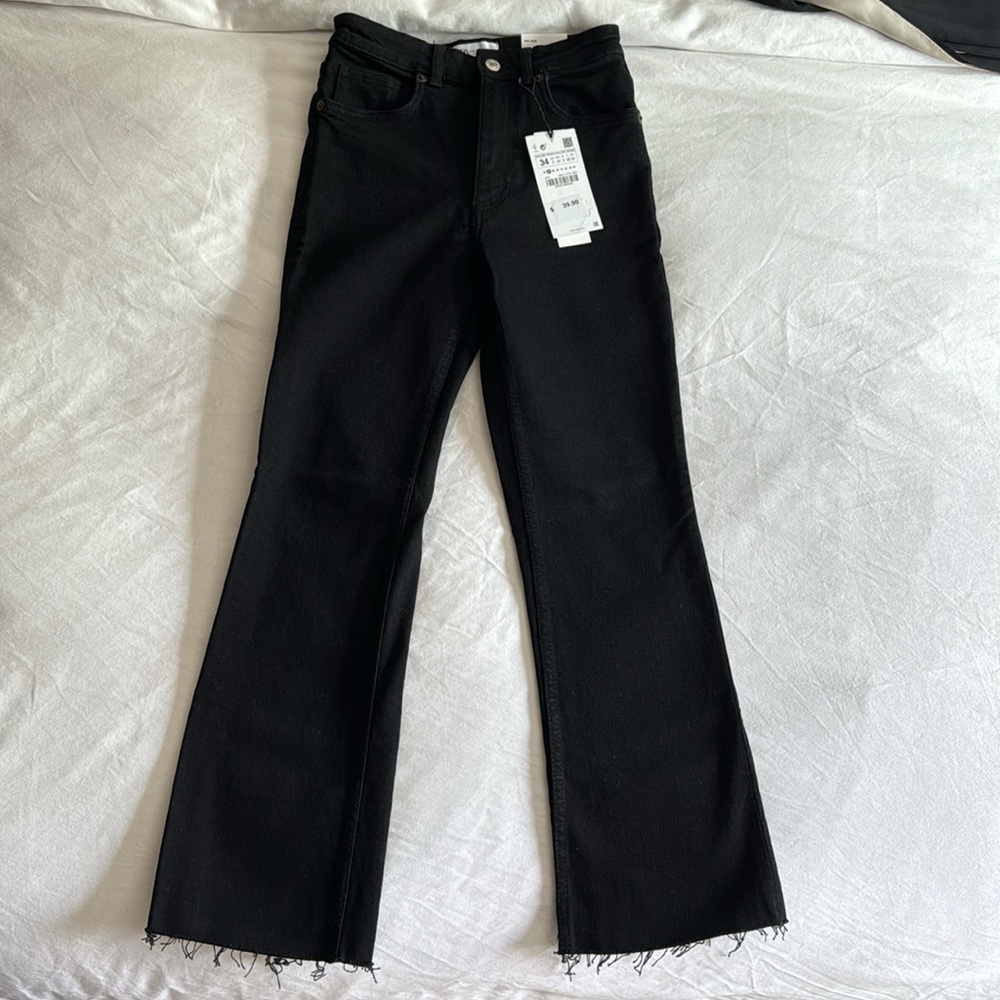 NWT Women’s Zara Black Denim cropped stretch jeans.